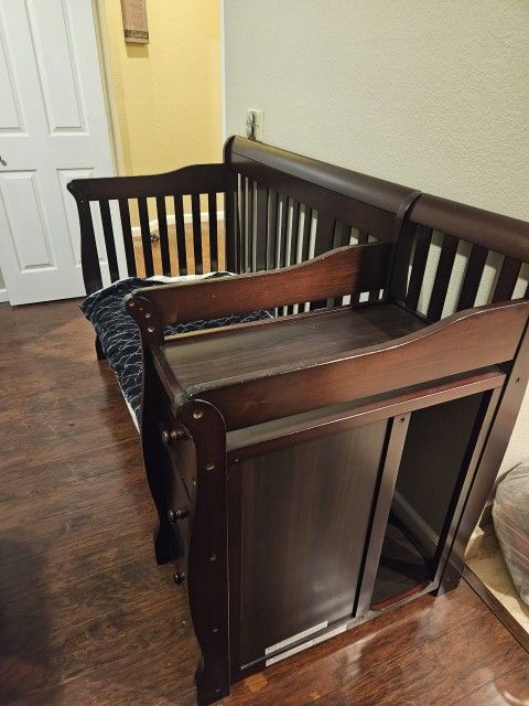 Crib With Changing Table And Drawer