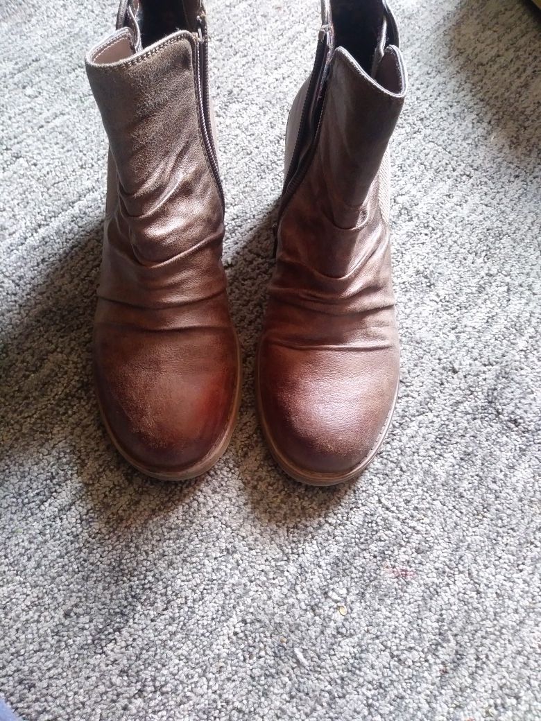 Women Boots size 8