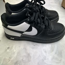 Nike Air Force One Boys. 4Y