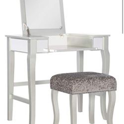Vanity Set ! Including Mirrow And Stool. 