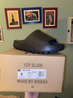 Yeezy Slides Onyx. (Size: 9)
