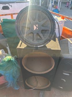 Dual 15 inch subwoofer kicker comp / Dual 15 inch enclosed subwoofer
