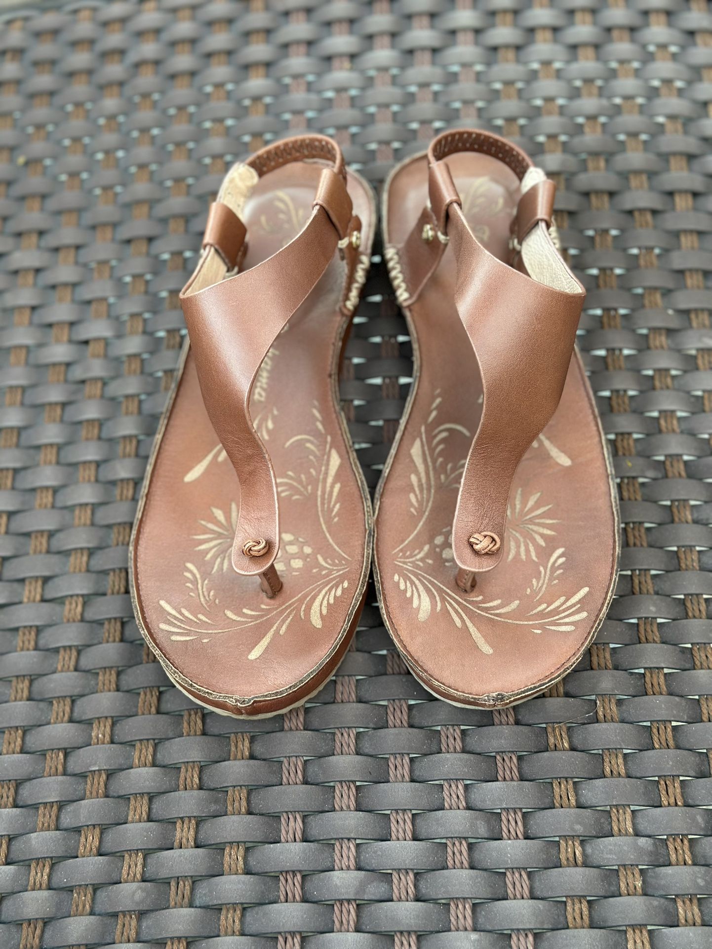 Tommy Bahama Woman’s Brown Leather Thong Sandals. Size 9