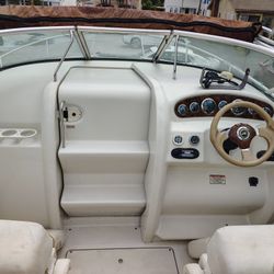 02 MerCruiser Sea Ray 225 weekender