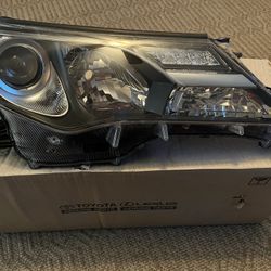 Toyota Rav 4 OEM Headlight