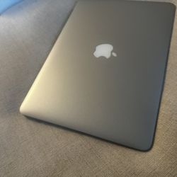 Apple MacBook Air 13.3" (128GB SSD, Intel Core i5 5th Gen., 1.80 GHz, 8GB RAM)** 