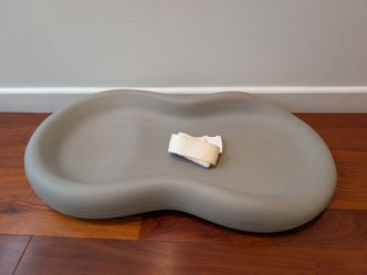 Keekaroo peanut baby changer