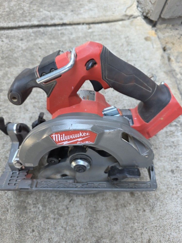 Milwuakee Fuel Saw 6 1/2 ➕️ Battery 5.0