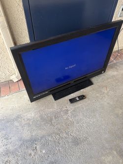 Vizio Flat Screen TV with Remote 40”