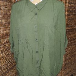 LulaRoe Women's Size 3XL Olive Green Collar Blouse Button Down W/Pocket

Excellent Condition!!

**Bundle and save with combined shipping**


