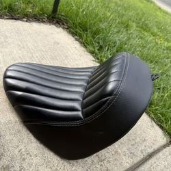 2022 Street Bob Stock Seat And Pillion 