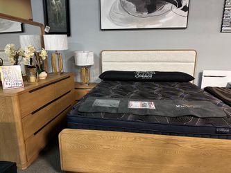 Solid wood bedroom set! $1999 🧡🩷📦