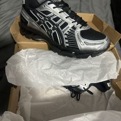 ASICS Size 9.5. (new)