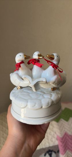 Vintage Porcelain Caroling Ducks Music Box