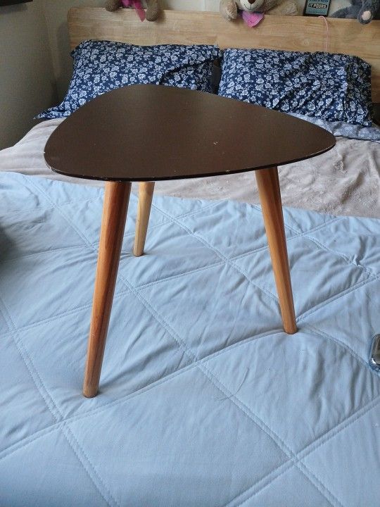 16x15 Retro Trianglur End Table