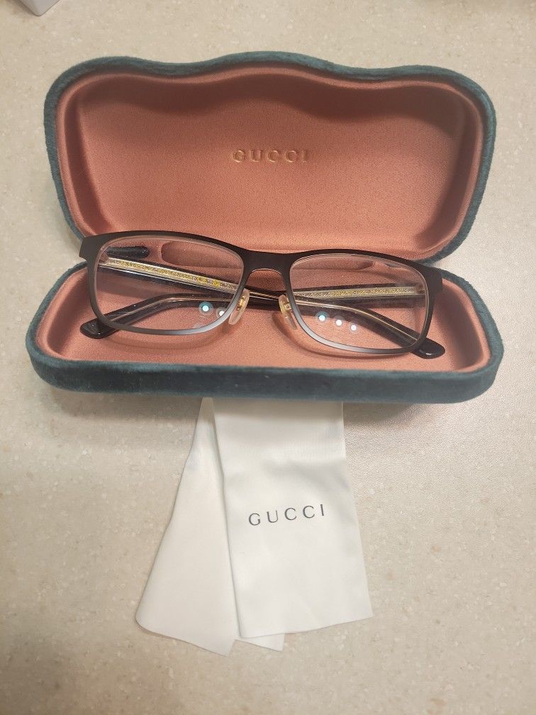 Gucci Frame Reading Glasses. Comes with Original Case