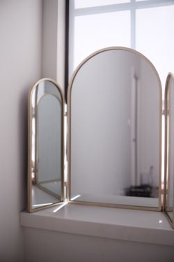 Vanity mirror