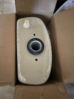 Toilet tank