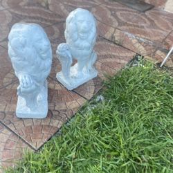 2 Lion Statues