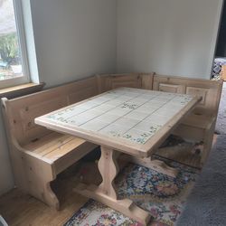 Dining/breakfast nook