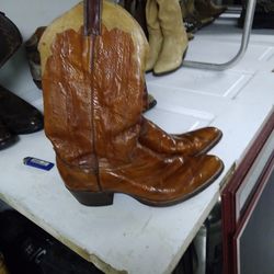 JUSTIN. SHINY DRESS BOOT. SIZE. 9.5. D. 50 BUCKS. LIKE NEW