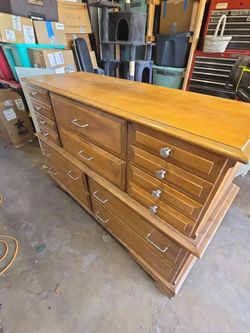 Mueble en buen estado con muchos cajones