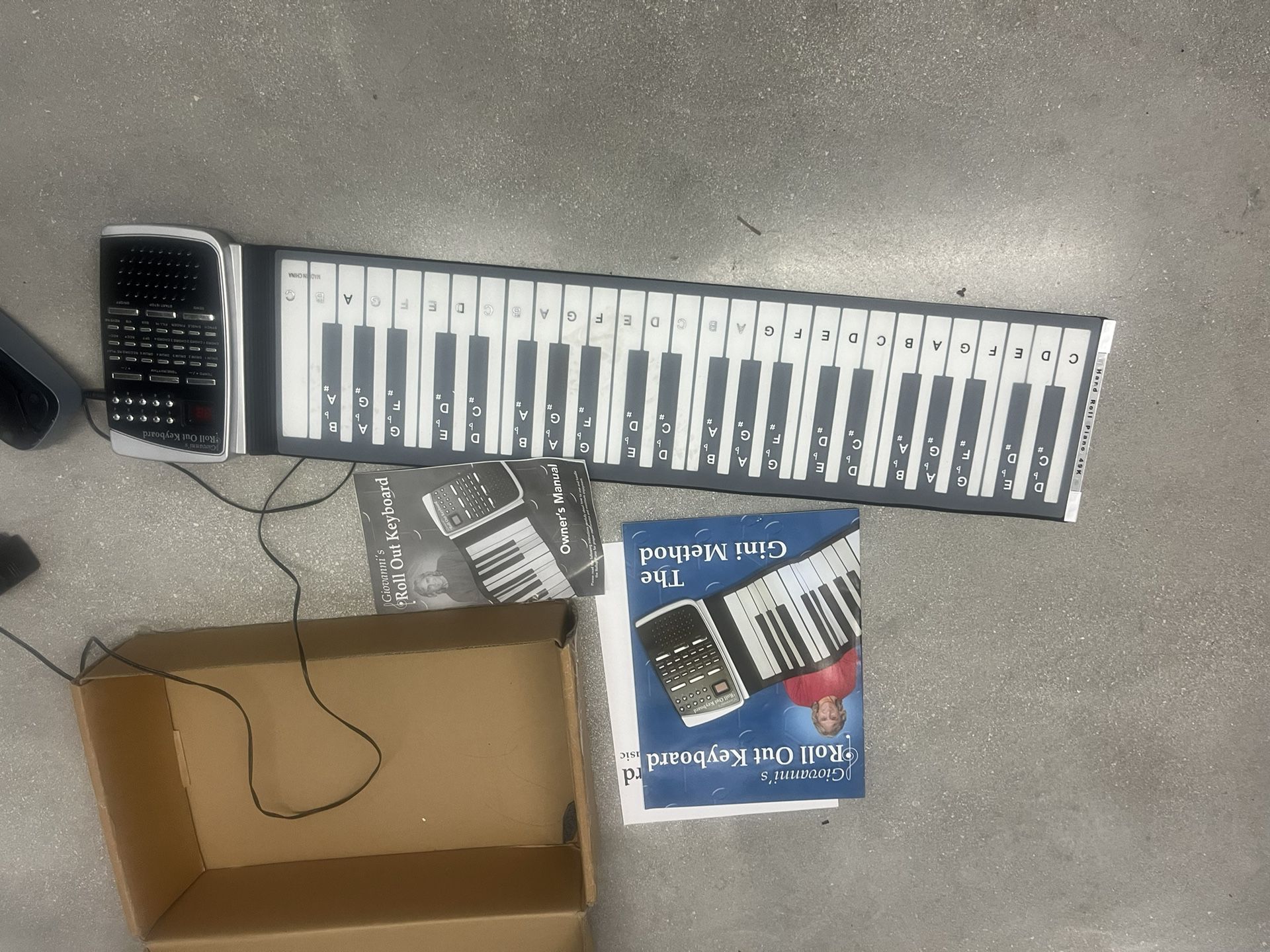Giovanni Piano DLX Method with Roll Out Keyboard