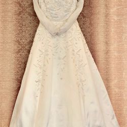 Wedding Dress high-end  Bust: 39” Waist: 30” Length: 60” Tail: 84” 