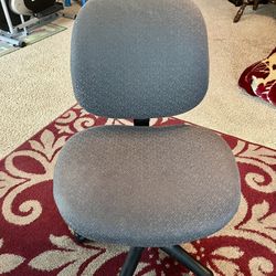 Comfortable Rolling Office Chair – Great Condition