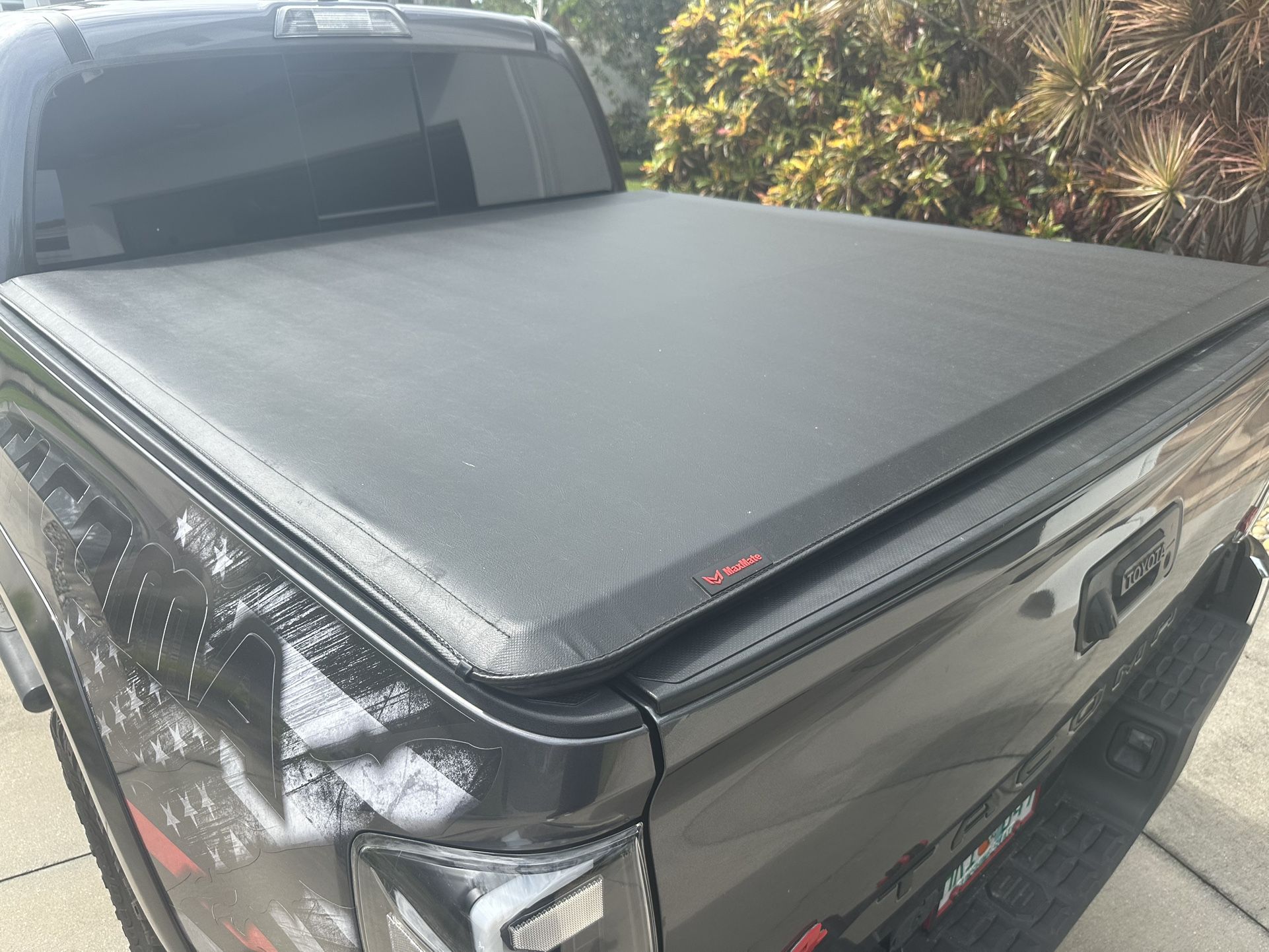 Roll Up Tonneau Cover For 5’ Tacoma Bed Only 6 Months Old