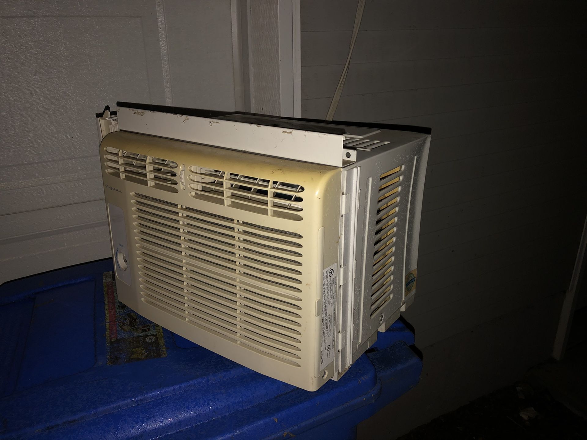 Free windows AC unit. Working but need cleaning 5000 BTU