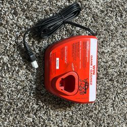 Milwaukee Charguer 12v 