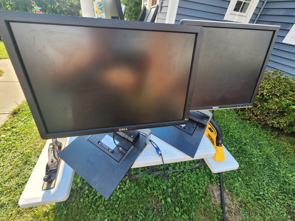 Dell P1913b LED 19" LCD Professional Monitor, With Docking Station, Has Lots USB AND HDMI PORTS.