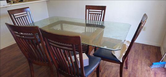 Dining set table and 5 chairs. Must come pick up!