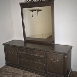 Dresser With Mirror 