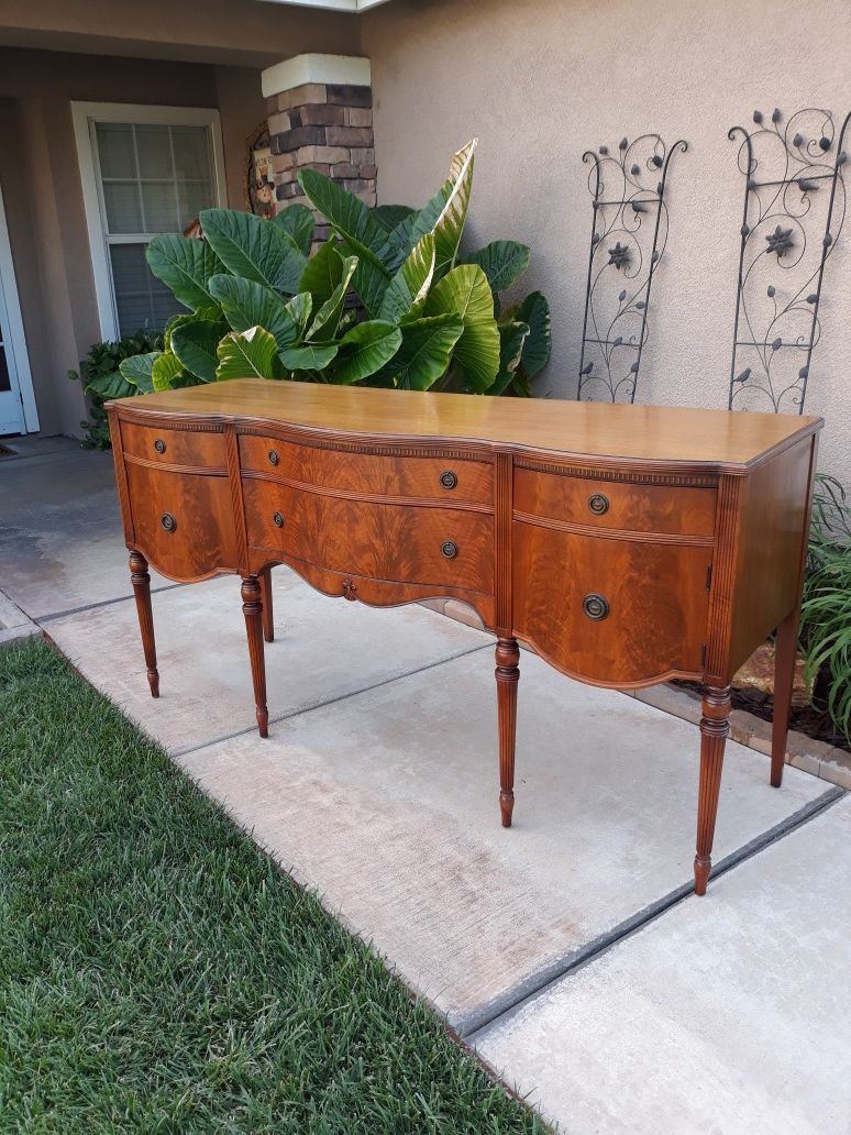 VINTAGE ANTIQUE "LANDSTROM FURN" SERPENTINE SIDEBOARD / BUFFET / ENTRYWAY PIECE / TV STAND / CREDENZA (CIRCA 1940'S) 68"W × 22.5"D × 35.5"H