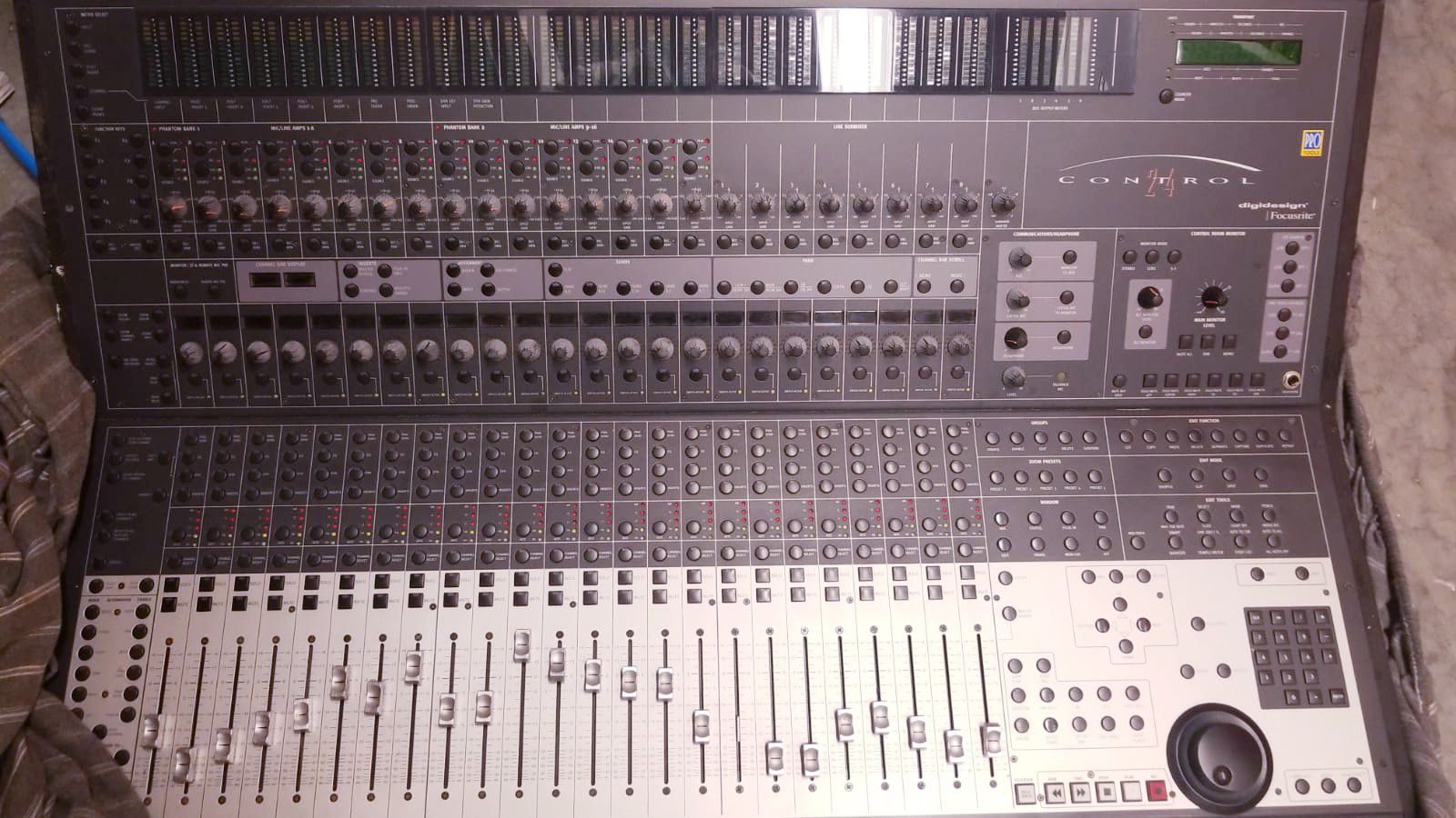 Studio Avid Pro tools Control 24 mixer!