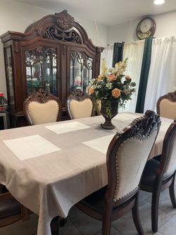 Comedor con 8 sillas y Chinera