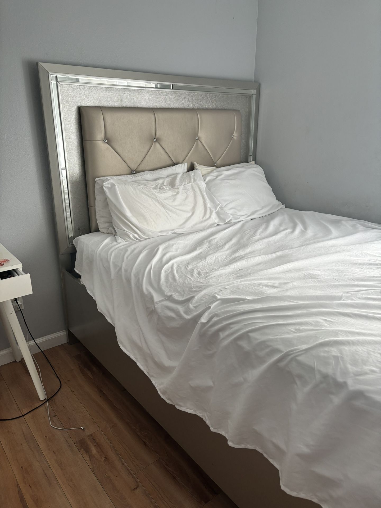 Queen Bed With Rhinestone Headboard & Dresser for Sale in Sacramento