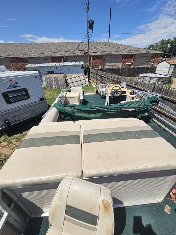 24 Ft Pontoon Boat W/115 HP Johnson Outoboard for Sale in Lubbock, TX