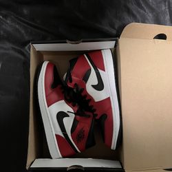 Jordan 1 Mid Chicago Black Toe