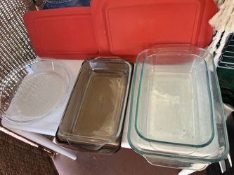 Set of Pyrex glass baking and pie pans with 2 lids