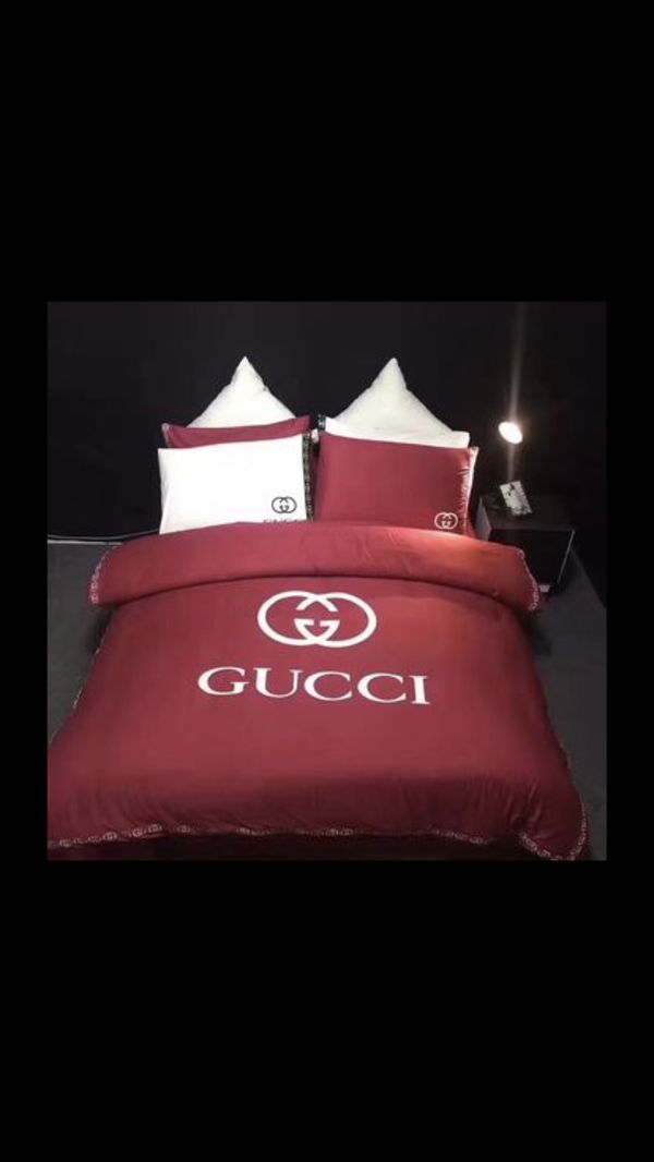 Gucci bed set available in black for Sale in Terrytown, LA OfferUp