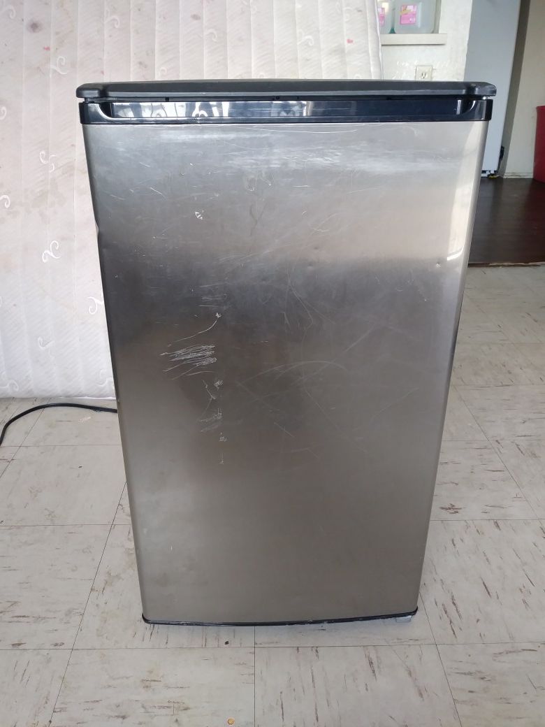 Sanyo SR-4431S 4.4CuFt Refrigerator
