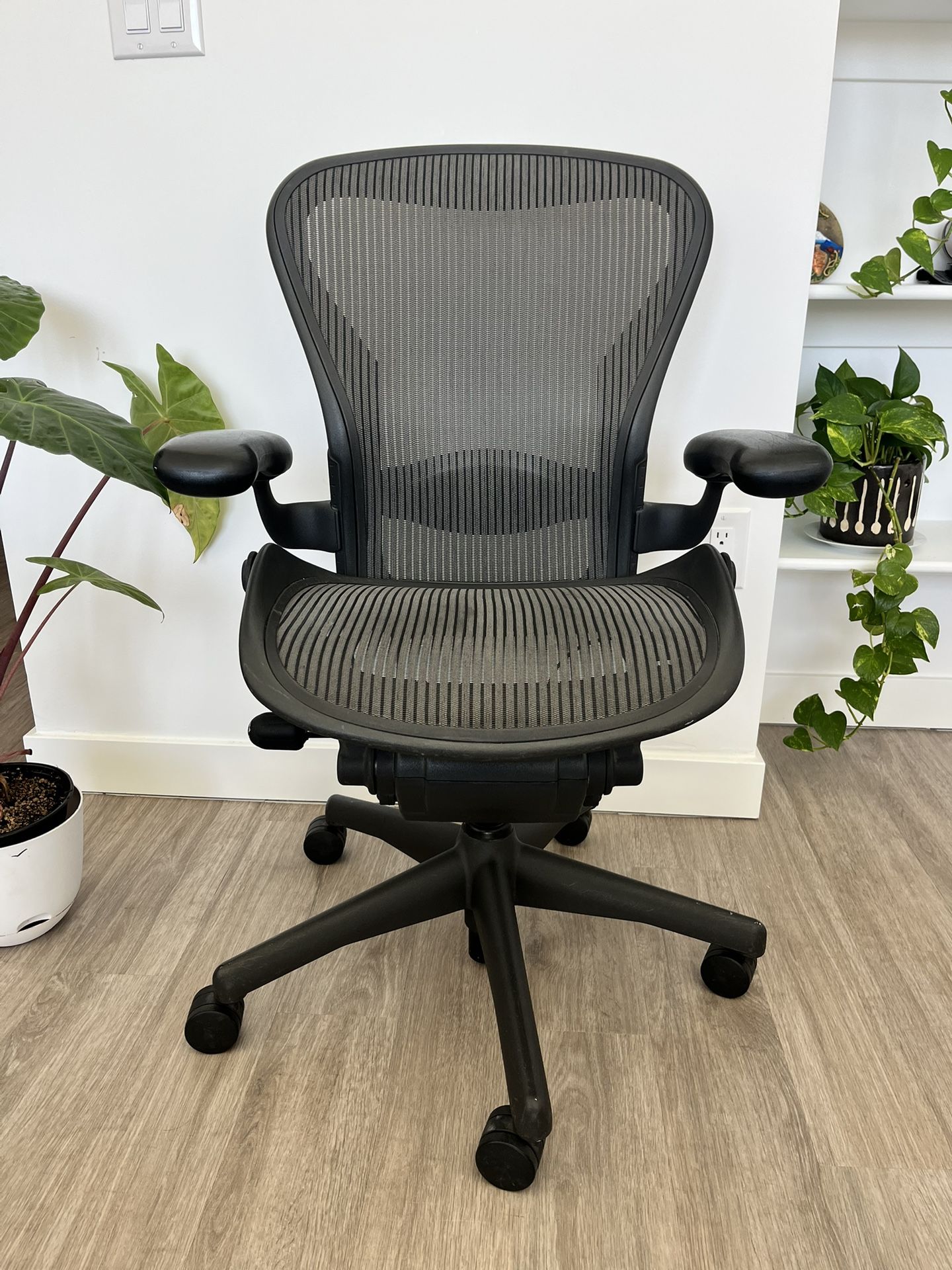 Herman Miller Aeron Chair - Size B ( FREE DELIVERY )