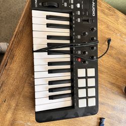 MIDI keyboard 