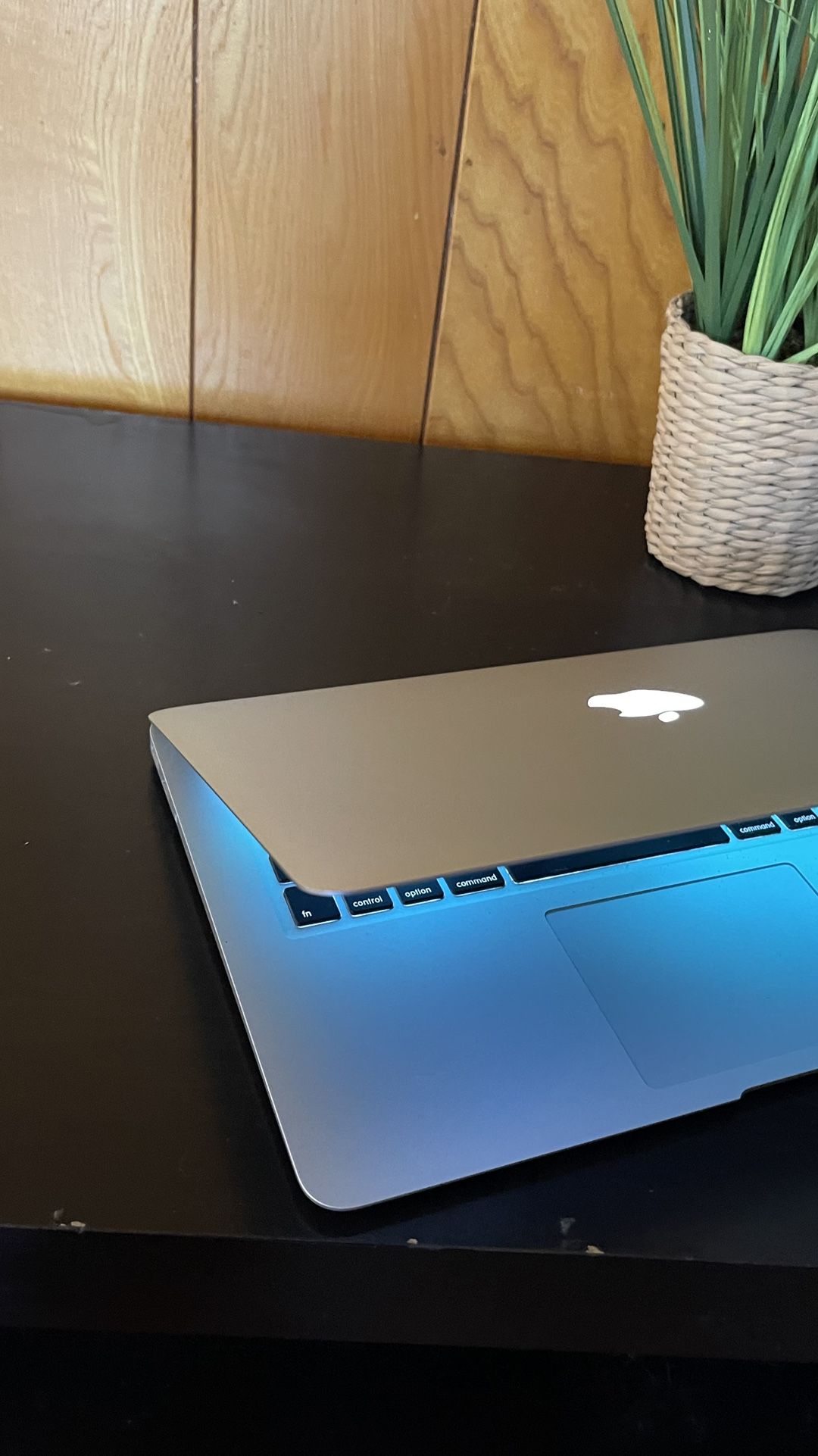 Apple MacBook Air 13” I5/8GB/256GB SSD $180