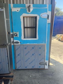Walk in cooler door