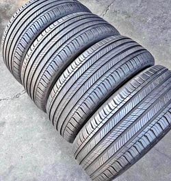 235/45/18 Michelin 📍📍 Vendo un set de llantas con 80% de vida las 4 📍🌟