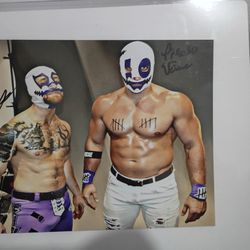 Autograph Of Numbers 5 And Ten From AEW